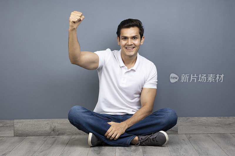 男人盘腿坐在地板上的stock photo